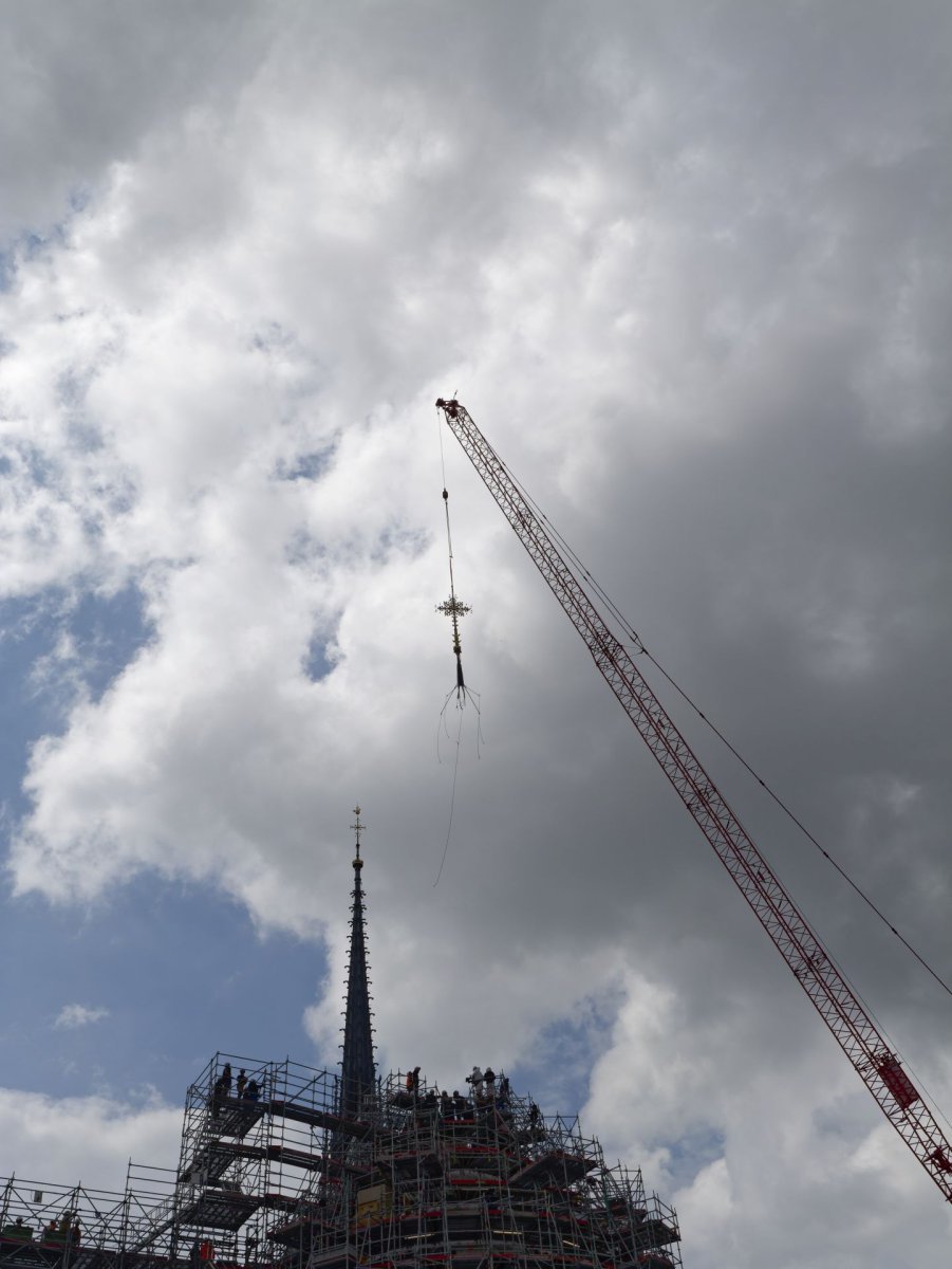 Bénédiction et repose de la croix du chevet de Notre-Dame de Paris. © Yannick Boschat / Diocèse de Paris.