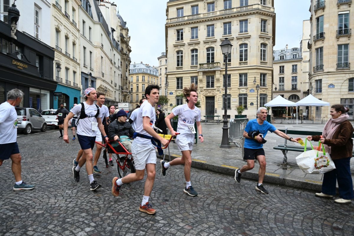 Course “Paris églises tour”. Passage à Notre-Dame des Victoires. © Marie-Christine Bertin / Diocèse de Paris.