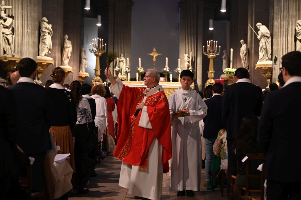 Confirmation d'adultes en mai 2024. Célébration de 21h. © Marie-Christine Bertin / Diocèse de Paris.