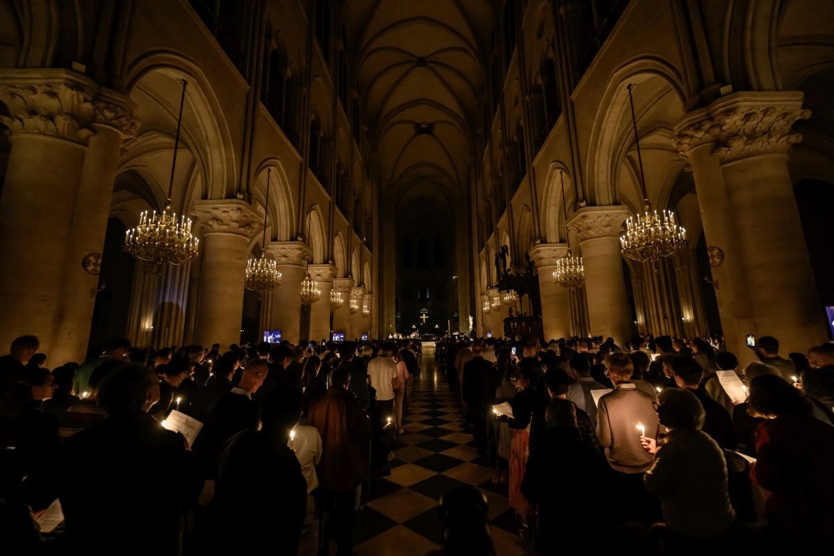 Vigile pascale à Notre-Dame de Paris 2025. © Jean-Baptiste Delerue.