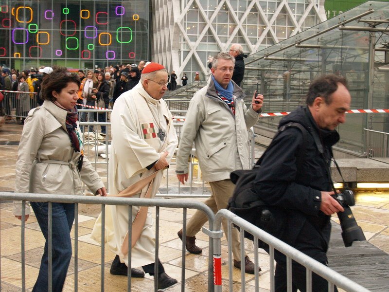 Pâques 2010. Rassemblement des Chrétiens sur le parvis de la Défense. 