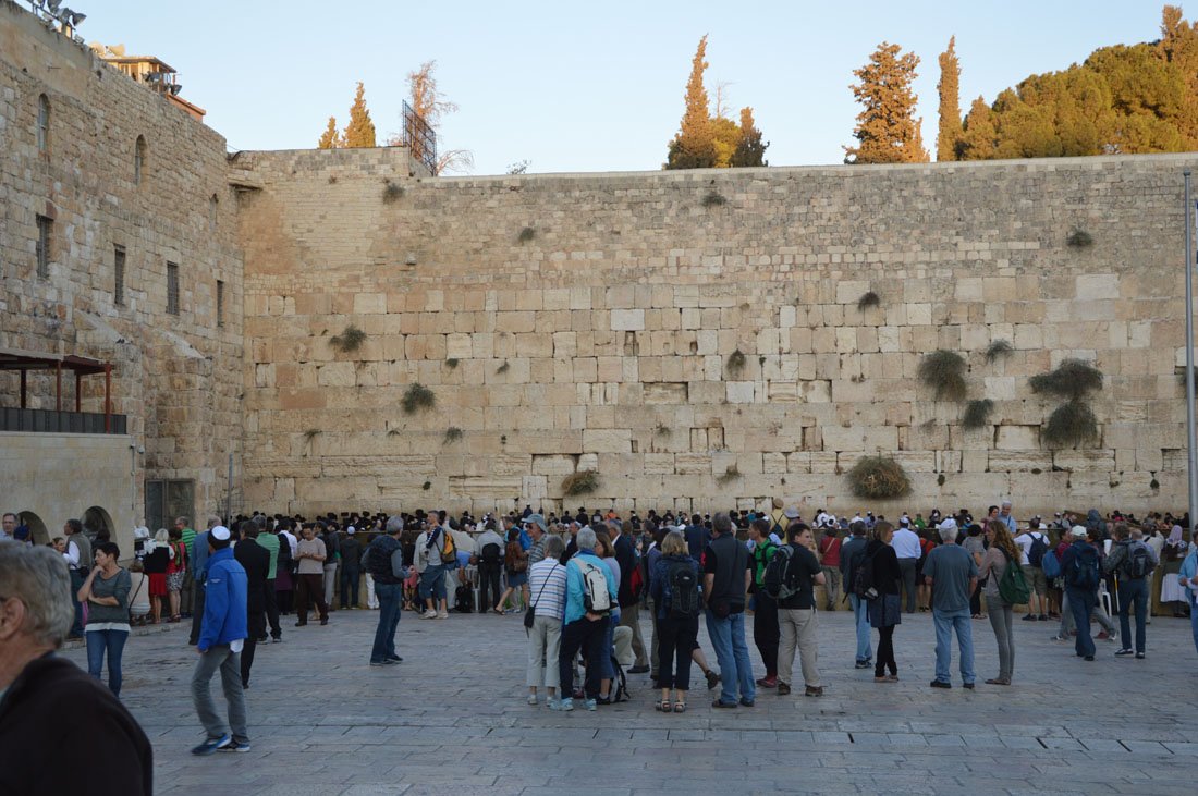 Au “Kotel” pour un temps de prière, au moment de l'ouverture du Shabbat.. © Pierre-Louis Lensel / Diocèse de Paris.