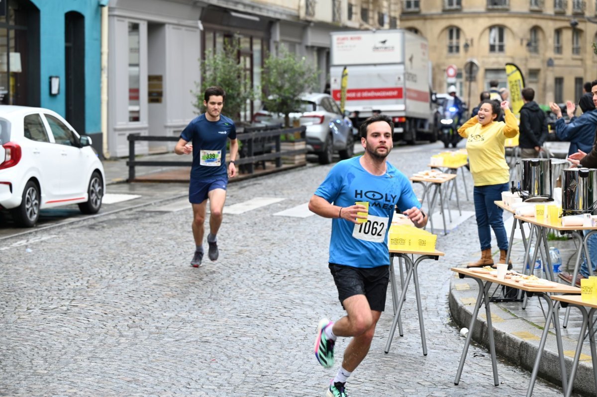 Course “Paris églises tour”. Passage à Notre-Dame des Victoires. © Marie-Christine Bertin / Diocèse de Paris.
