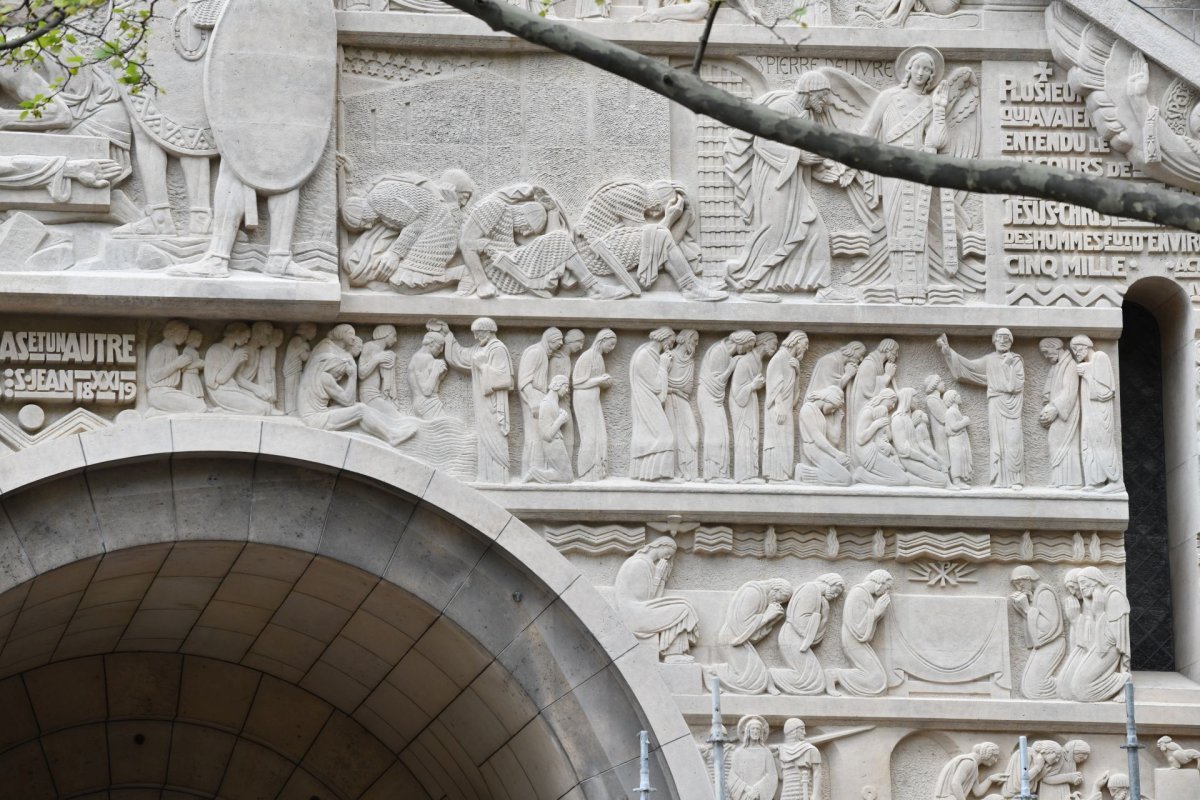 Tympan sculpté restauré de Saint-Pierre de Chaillot. © D. R..