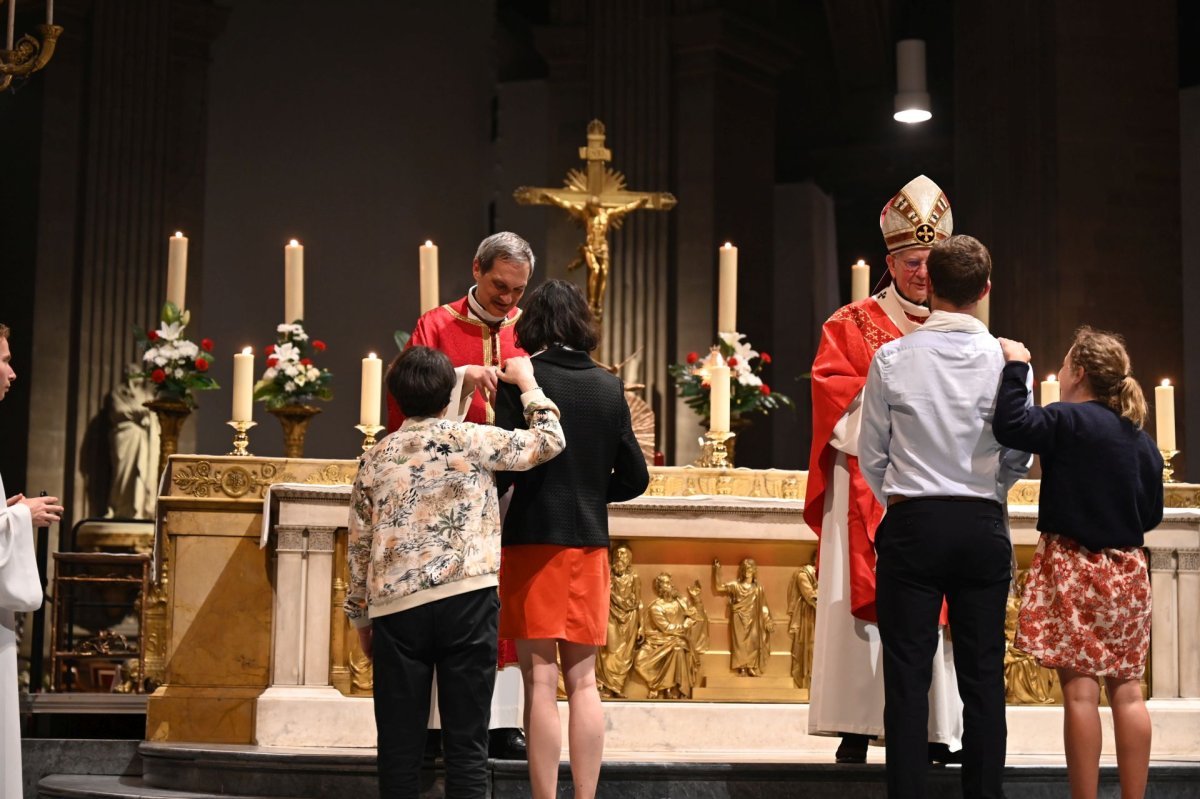 Confirmation d'adultes en mai 2024. Célébration de 21h. © Marie-Christine Bertin / Diocèse de Paris.