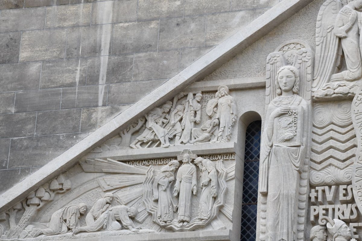 Tympan sculpté restauré de Saint-Pierre de Chaillot. © D. R..