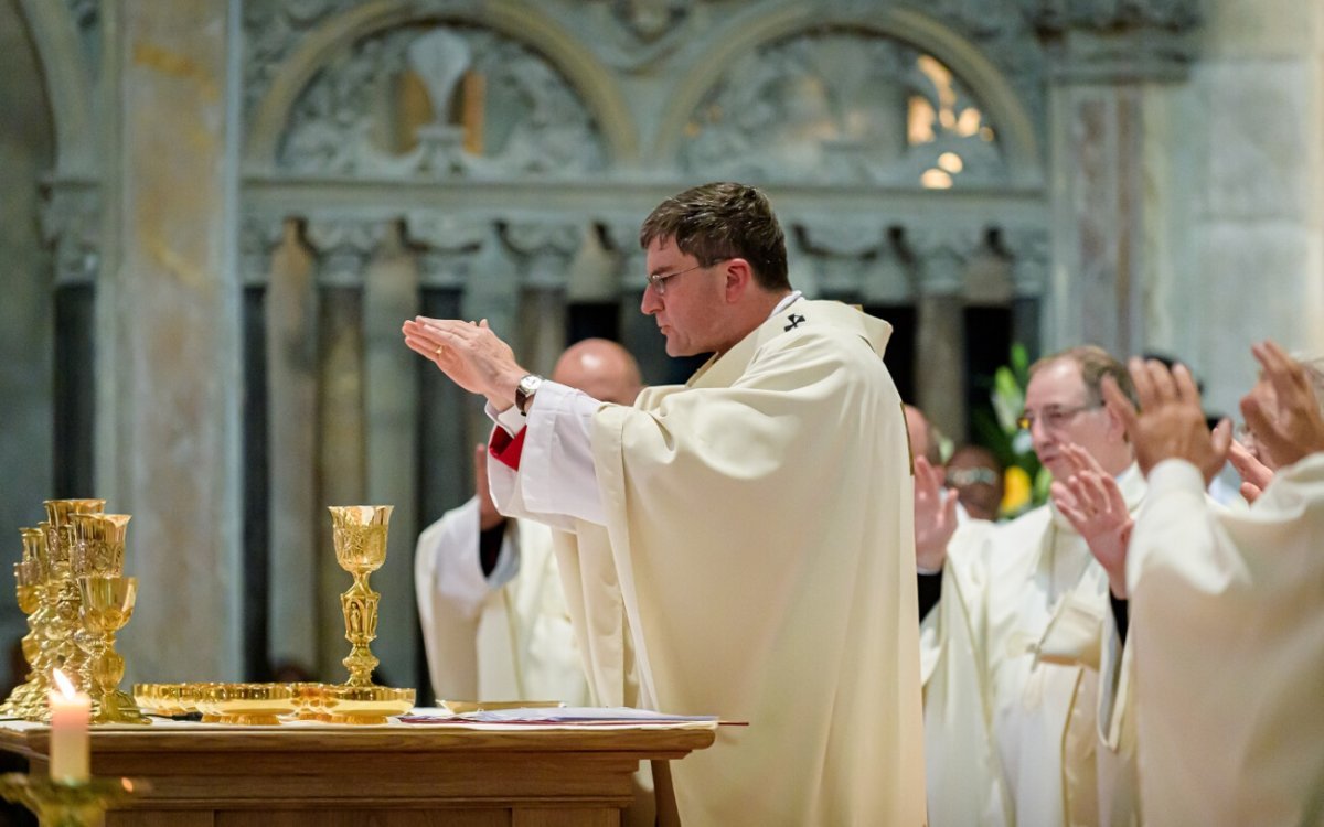 Imposition du pallium à Mgr Éric de Moulins-Beaufort par le cardinal André (…). © JB Delerue / Diocèse de Reims.