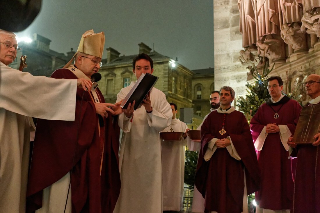 Ouverture de la célébration sur le parvis de Notre-Dame de Paris. © Yannick Boschat / Diocèse de Paris.