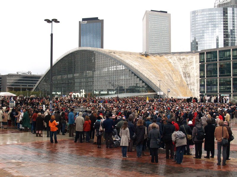 Pâques 2010. Rassemblement des Chrétiens sur le parvis de la Défense. 