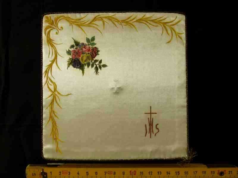 IHS et fleurs. © C. D. A. S..