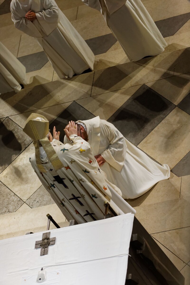 Imposition des mains par le cardinal André Vingt-Trois. © Yannick Boschat / Diocèse de Paris.