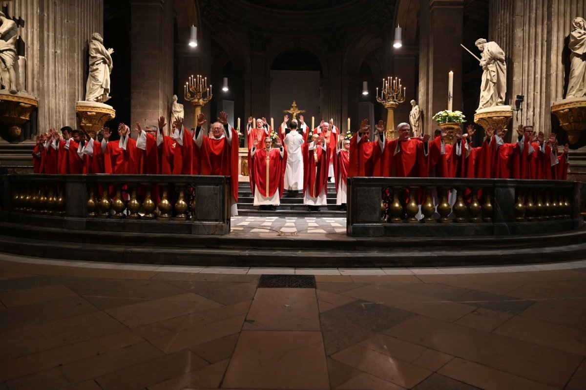 Confirmation d'adultes en mai 2024. Célébration de 21h. © Marie-Christine Bertin / Diocèse de Paris.