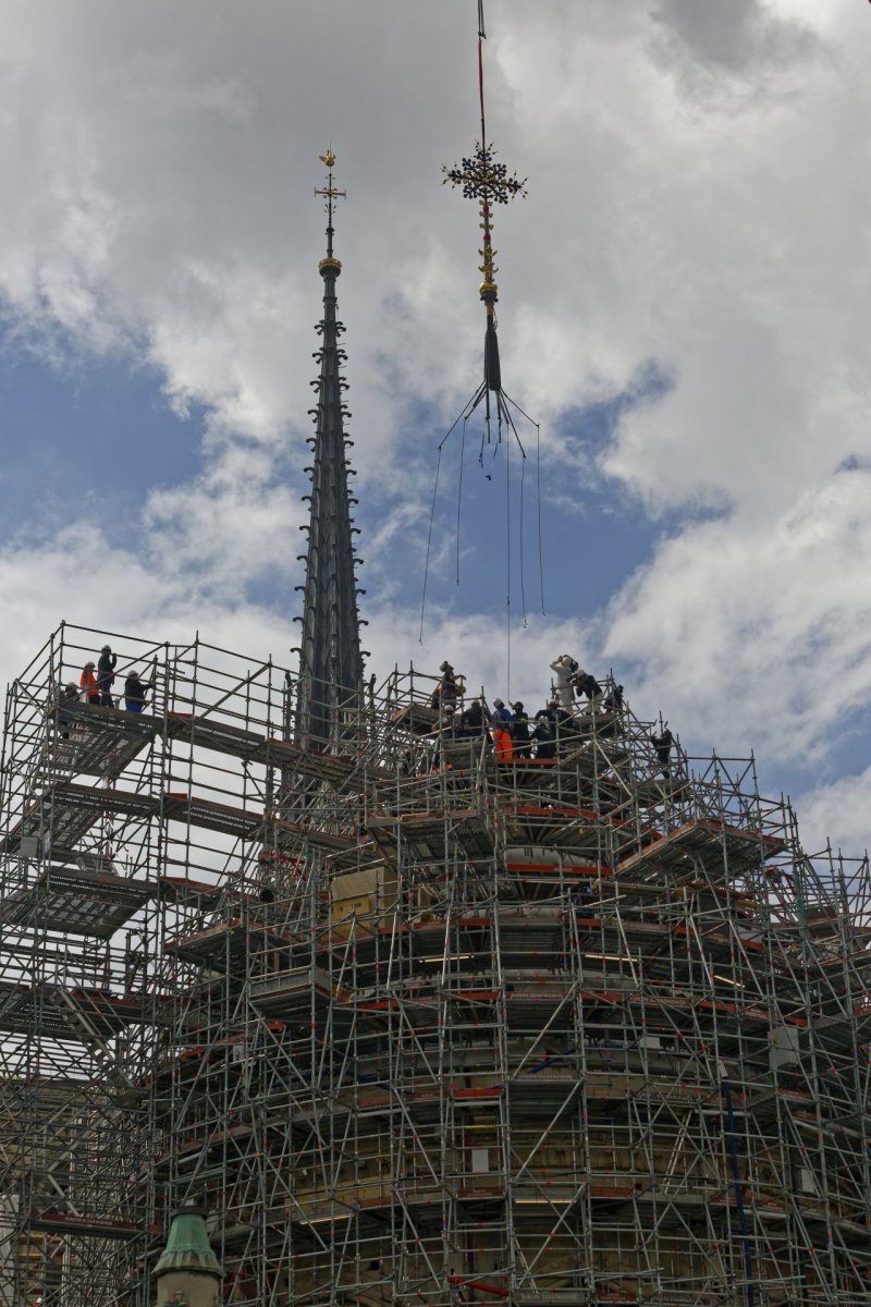 Bénédiction et repose de la croix du chevet de Notre-Dame de Paris. © Yannick Boschat / Diocèse de Paris.