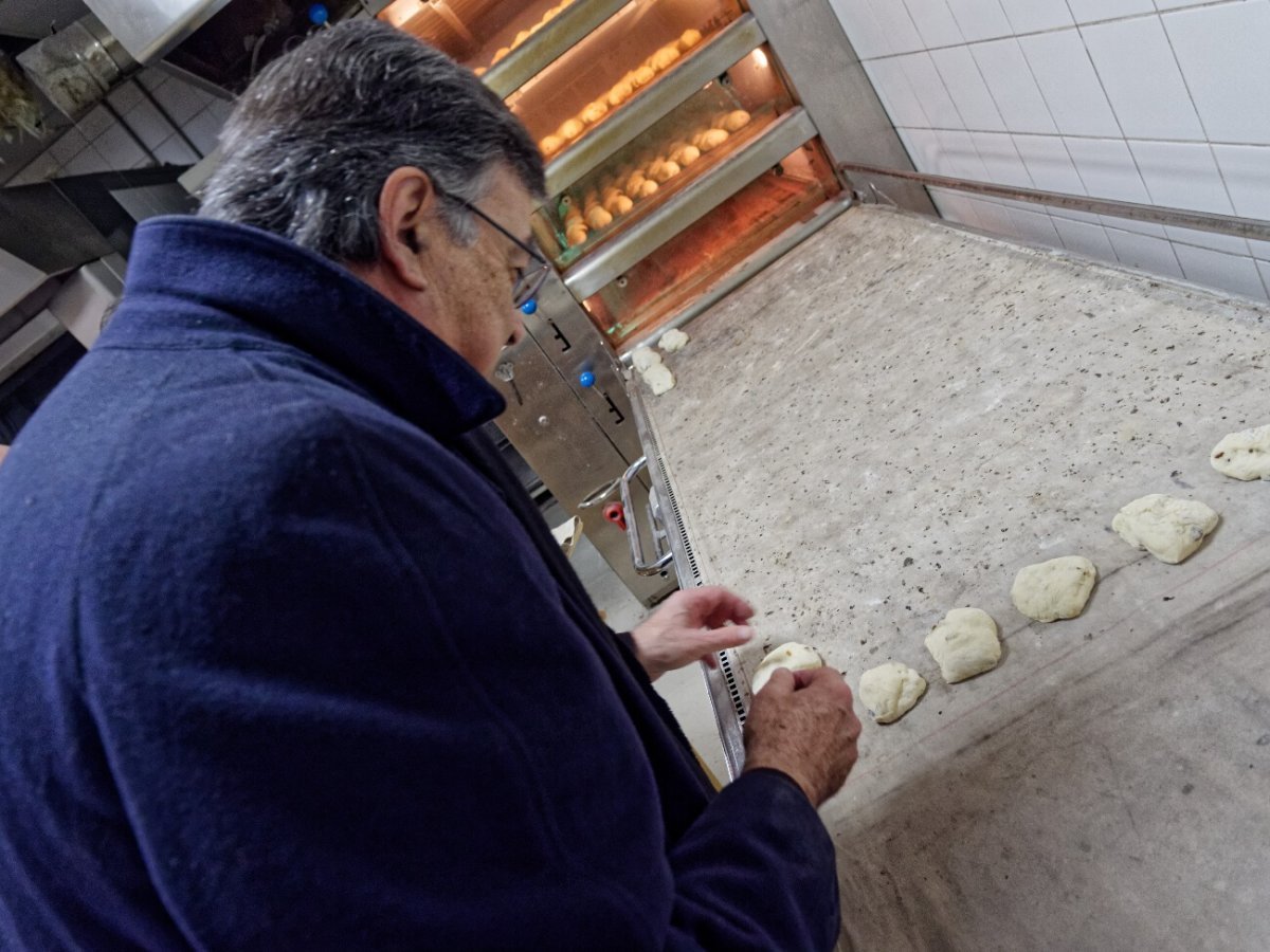 Préparation des petits pains de sainte Geneviève. Visite de Mgr Michel Aupetit, archevêque de Paris. © Yannick Boschat / Diocèse de Paris.