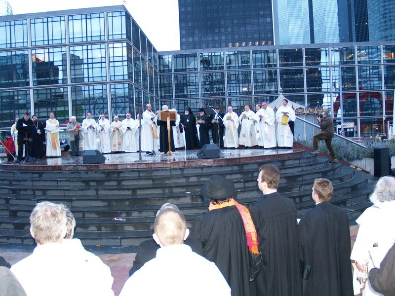 Pâques 2010. En présence du cardinal André Vingt-Trois, de Mgr Gérard Daucourt et de plusieurs évêques d'Ile-de-France, de Mgr Emmanuel, des pasteur Marie-France Robert, Jean-Charles Tenreiro, Stuart (…) 