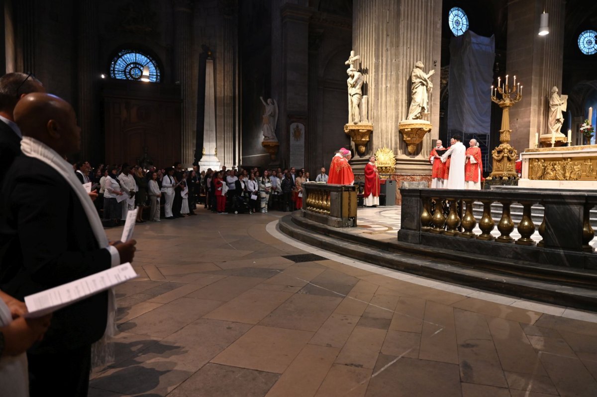 Confirmation d'adultes en mai 2024. Célébration de 21h. © Marie-Christine Bertin / Diocèse de Paris.