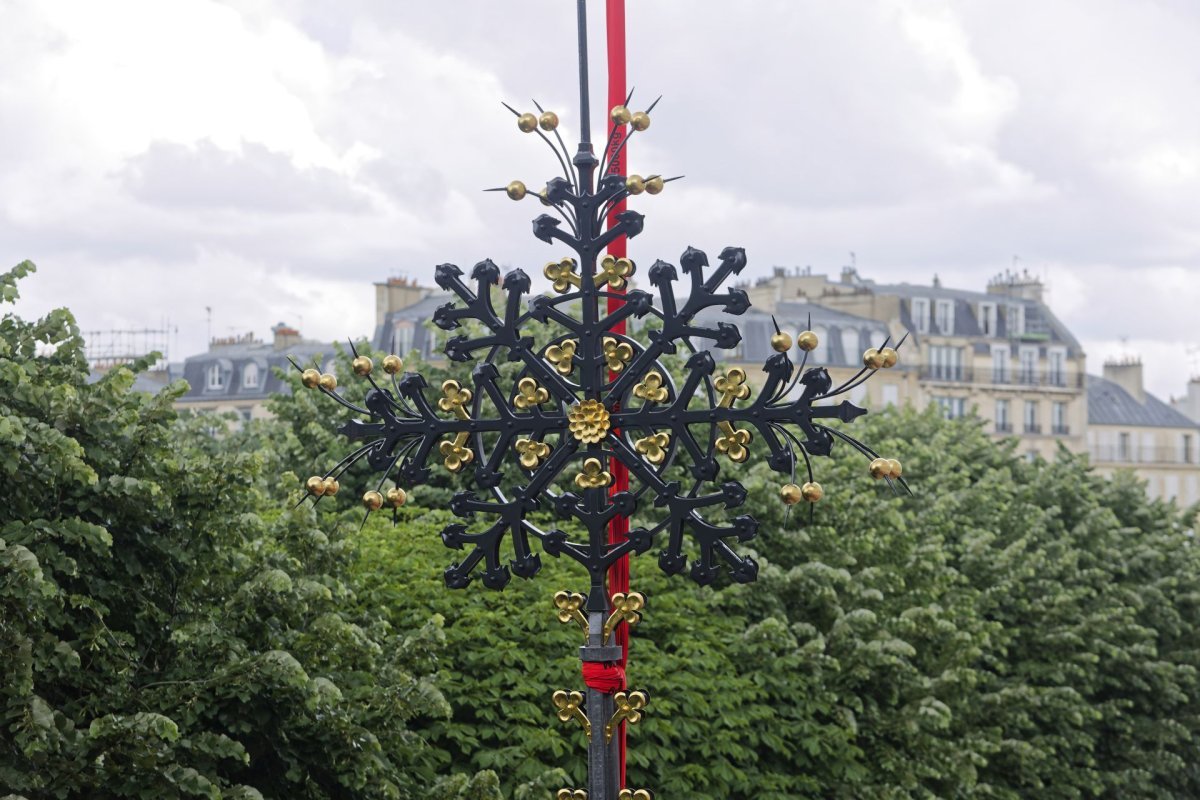 Bénédiction et repose de la croix du chevet de Notre-Dame de Paris. © Yannick Boschat / Diocèse de Paris.