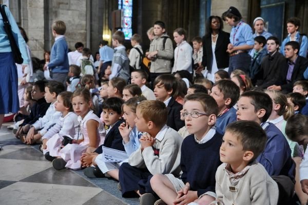 Sous le regard des enfants. 