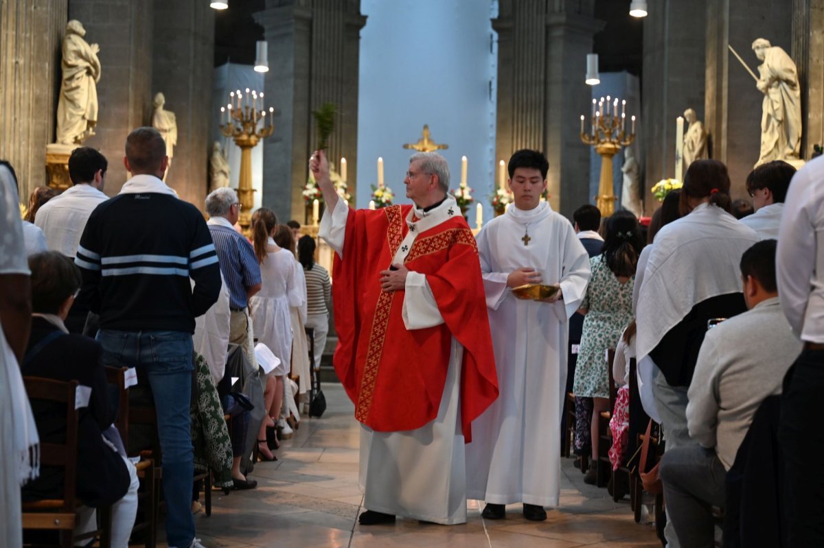 Confirmation d'adultes en mai 2024. Célébration de 16h. © Marie-Christine Bertin / Diocèse de Paris.