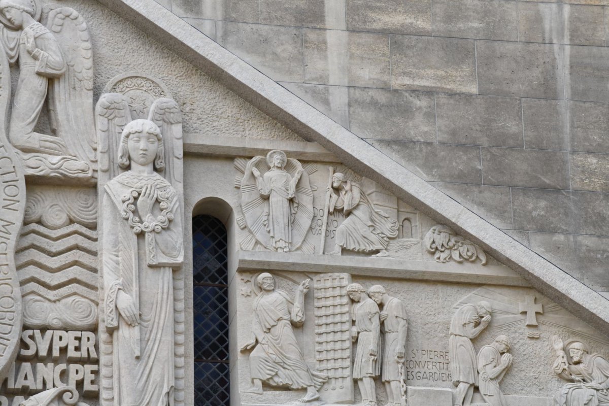Tympan sculpté restauré de Saint-Pierre de Chaillot. © D. R..