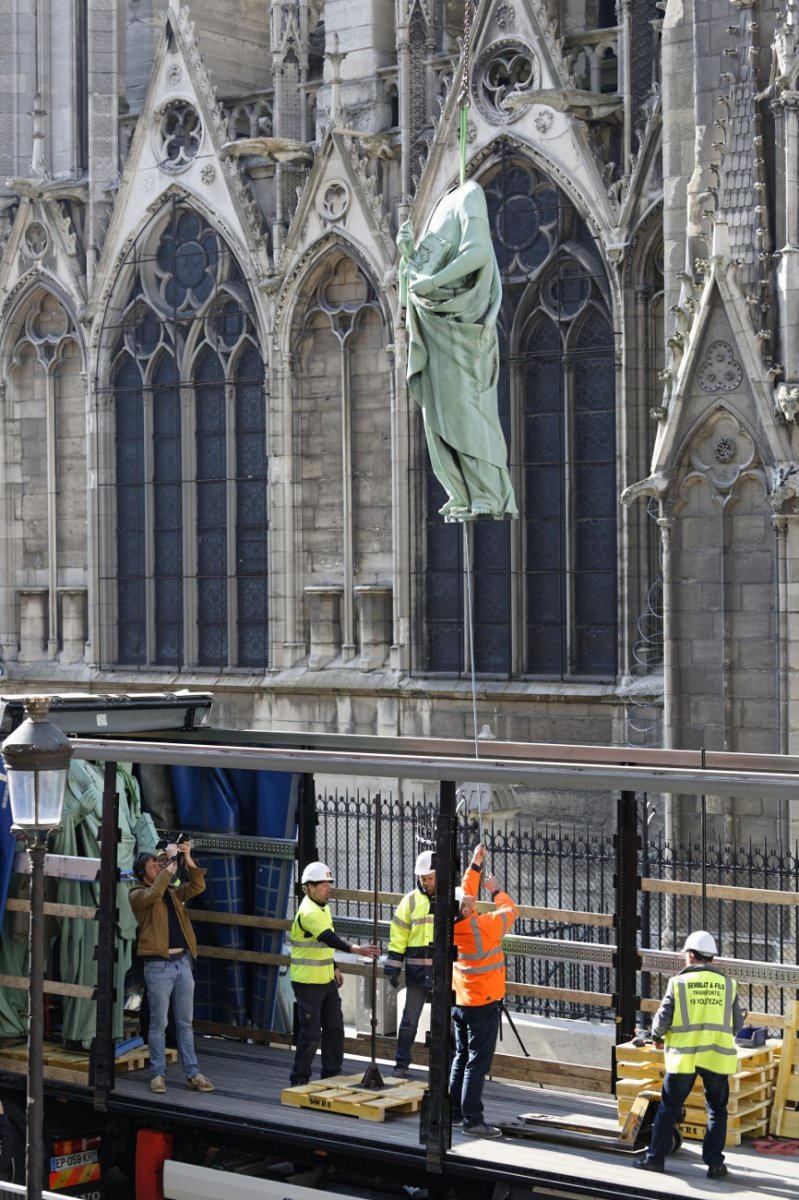 Dépose des 16 statues de la flèche de Notre-Dame de Paris. © Yannick Boschat / Diocèse de Paris.