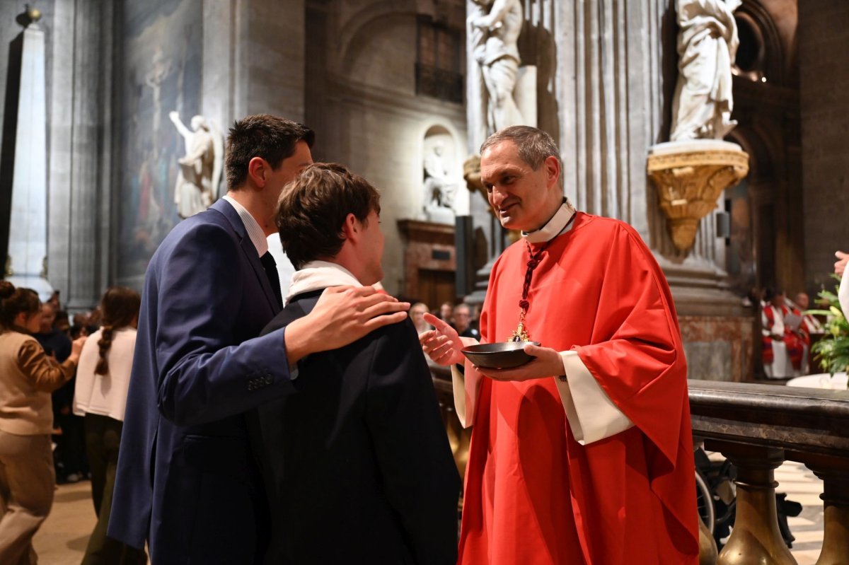 Confirmations d'adultes en juin 2025. Célébration de 21h. © Marie-Christine Bertin / Diocèse de Paris.
