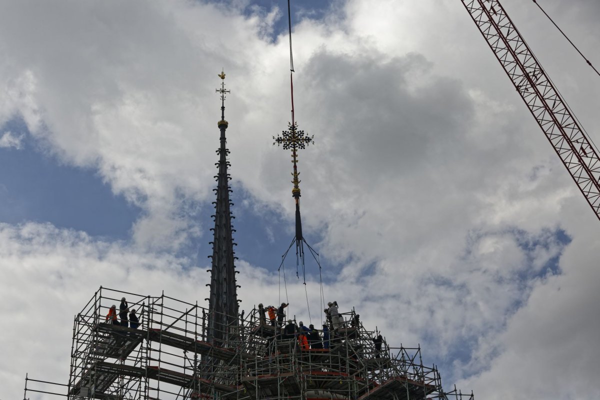 Bénédiction et repose de la croix du chevet de Notre-Dame de Paris. © Yannick Boschat / Diocèse de Paris.