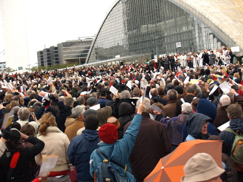 Pâques 2010. Rassemblement des Chrétiens sur le parvis de la Défense. 