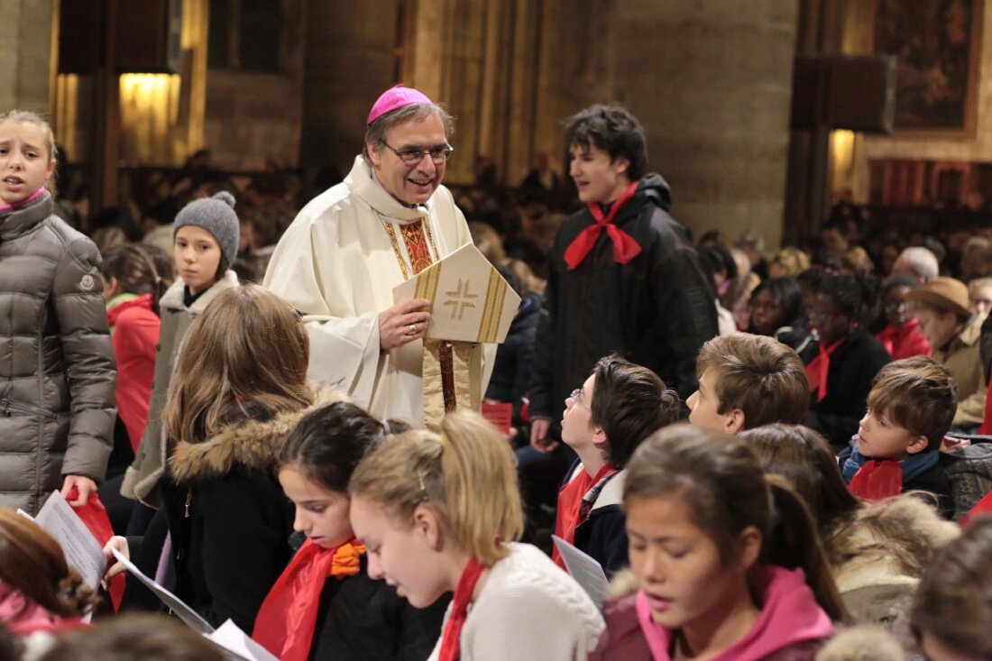 Accueil par Mgr Jérôme Beau, évêque auxilaire de Paris. © Diocèse de Paris - Yannick Boschat.