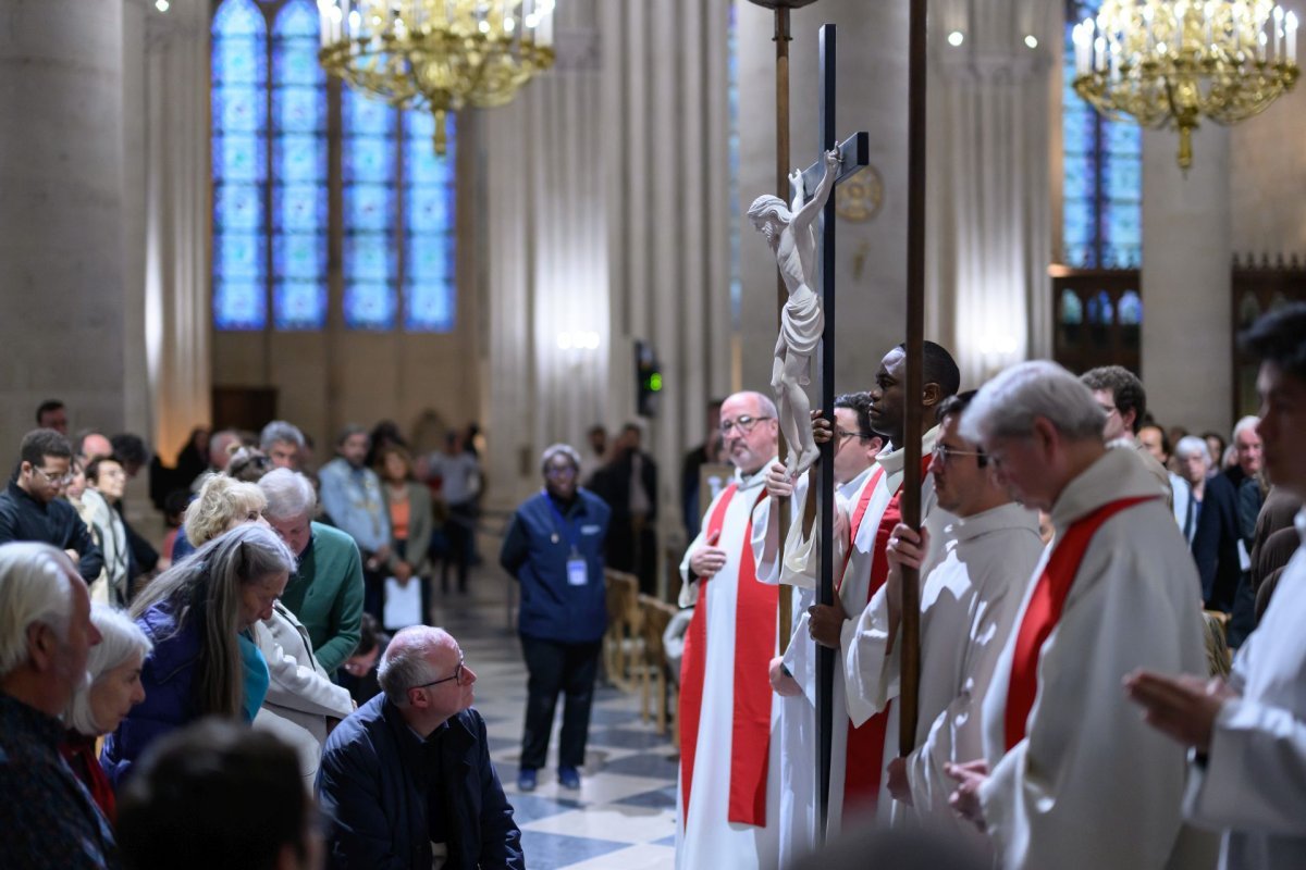Office de la croix à Notre-Dame de Paris 2025. © Jean-Baptiste Delerue.
