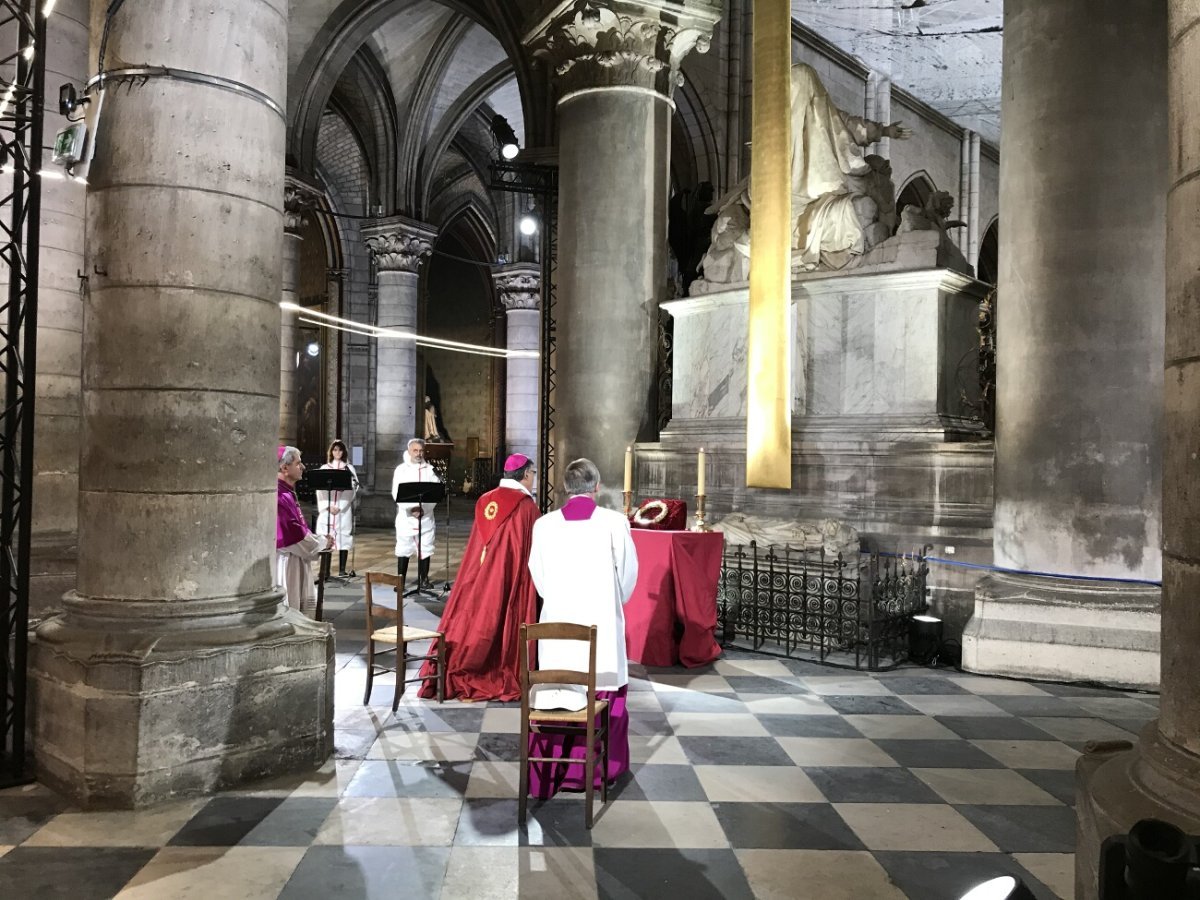 Vénération de la couronne d'épines à Notre-Dame de Paris. © André Finot / Notre-Dame de Paris.