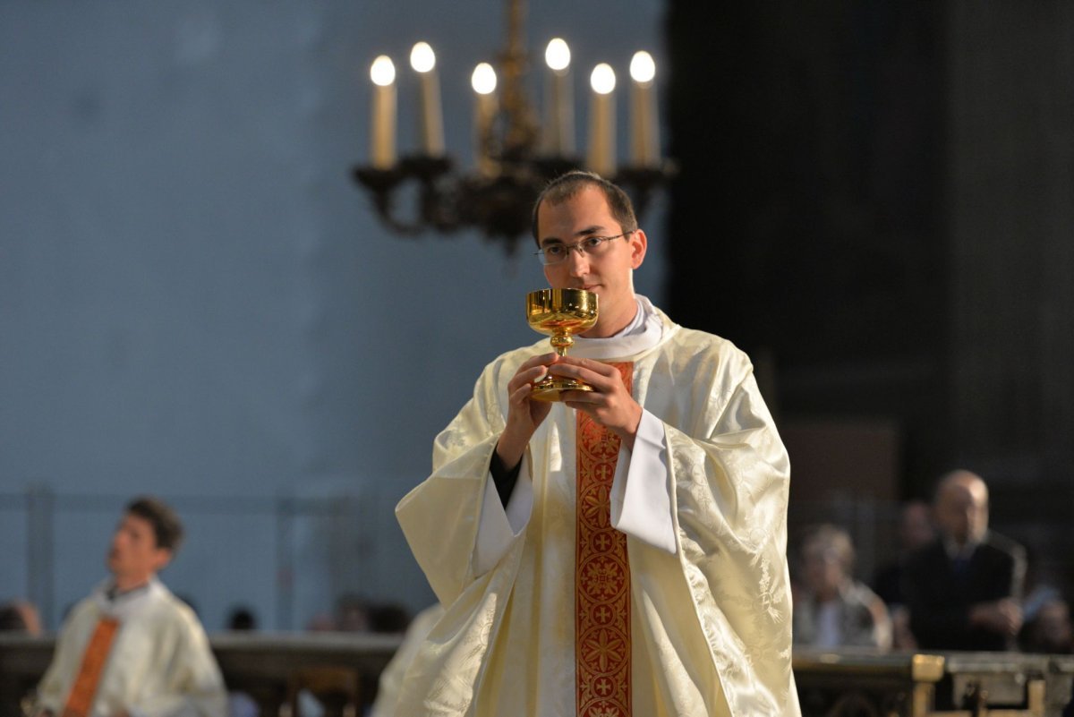 Ordination sacerdotale 2022 : communion. © Marie-Christine Bertin / Diocèse de Paris.