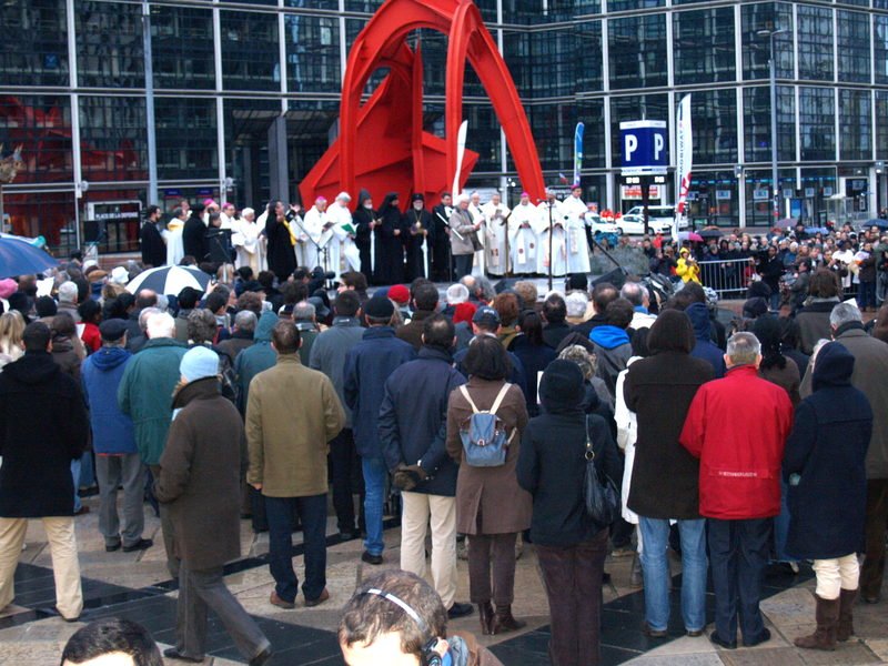 Pâques 2010. Rassemblement des Chrétiens sur le parvis de la Défense. 