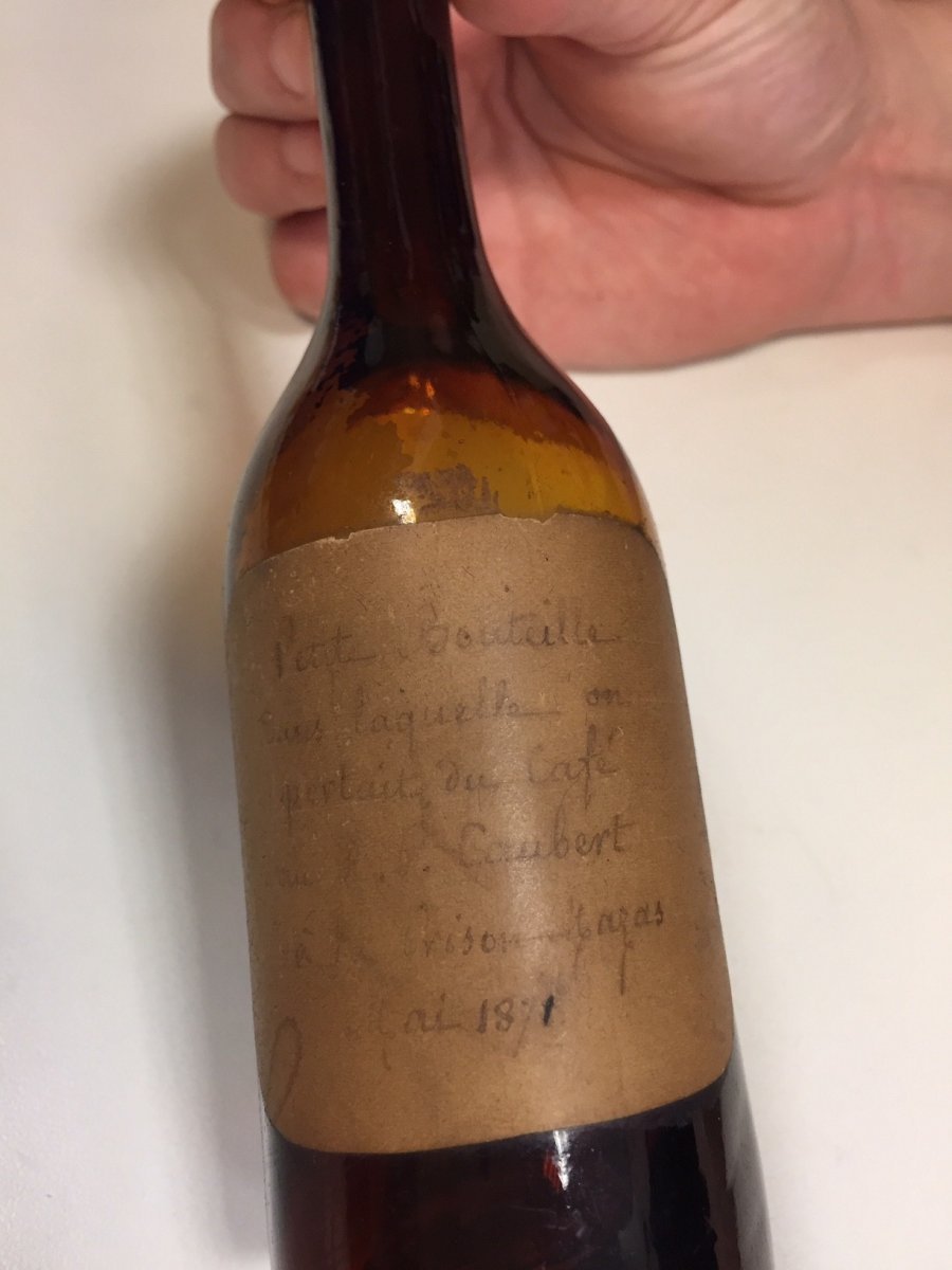"Petite bouteille dans laquelle on portait du café au R.P. Caubert à la (…). © CDAS / Diocèse de Paris.
