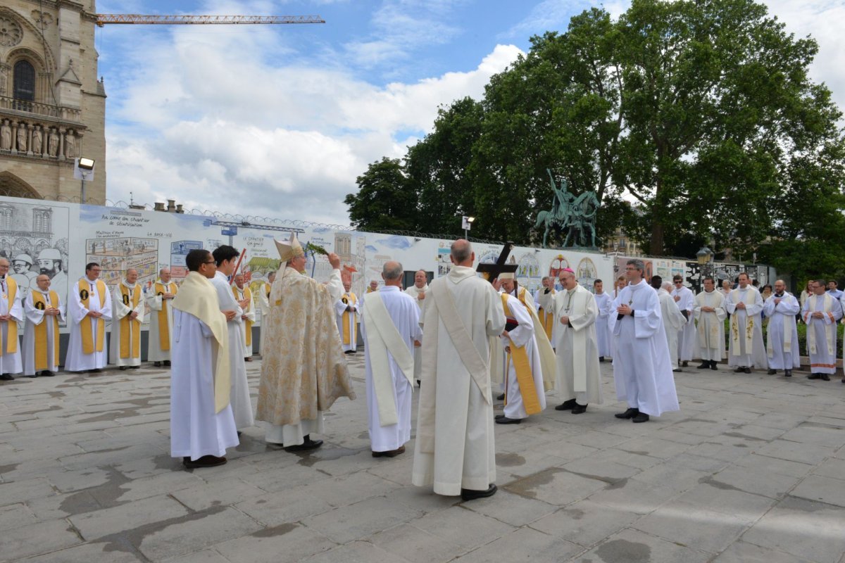Accueil de Mgr Laurent Ulrich, archevêque de Paris. © Marie-Christine Bertin / Diocèse de Paris.