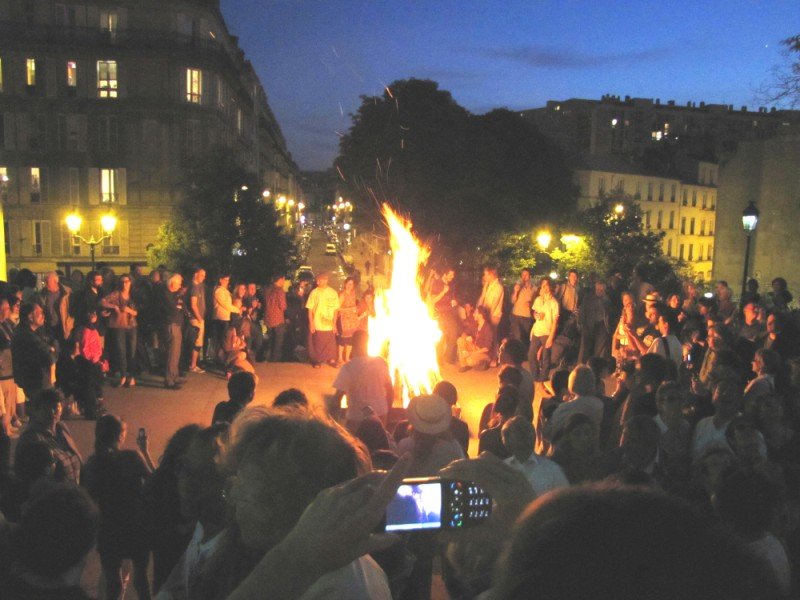 Juin 2010 : Feu de la Saint Jean sur le parvis de l'église Notre-Dame (…). 