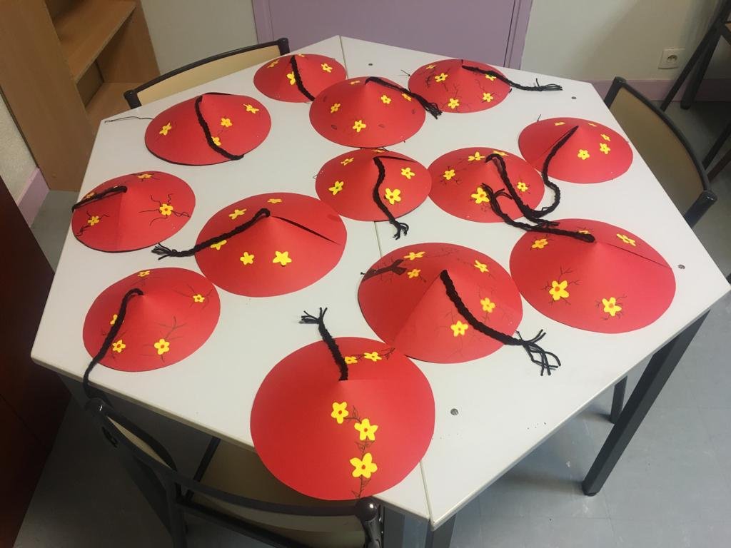 Nouvelle destination ? Oui, c'est l'Asie, Saint-Jean-Baptiste de Belleville a préparé ses chapeaux chinois. © Marc Bailly / Diocèse de Paris.
