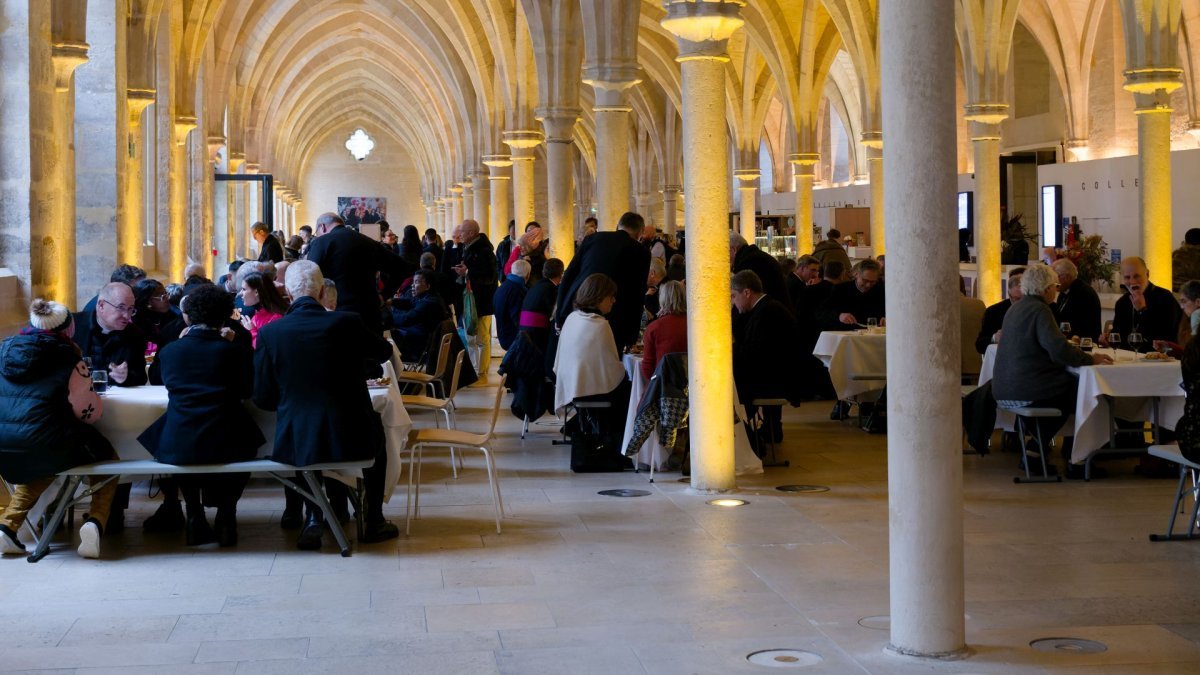 Déjeuner solidaire au Collège des Bernardins. © Yannick Boschat / Diocèse de Paris.