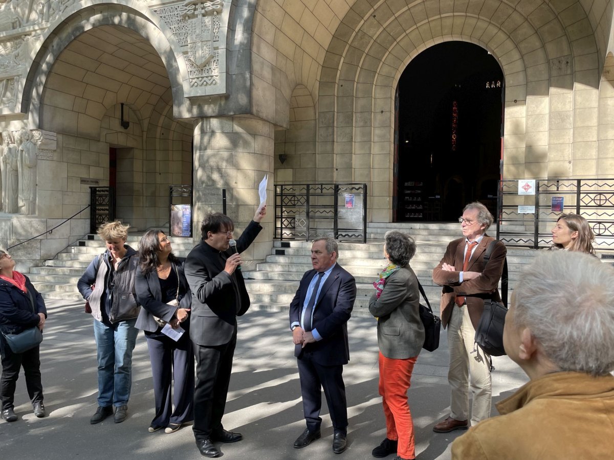 Inauguration du tympan sculpté restauré de Saint-Pierre de Chaillot. © D. R..