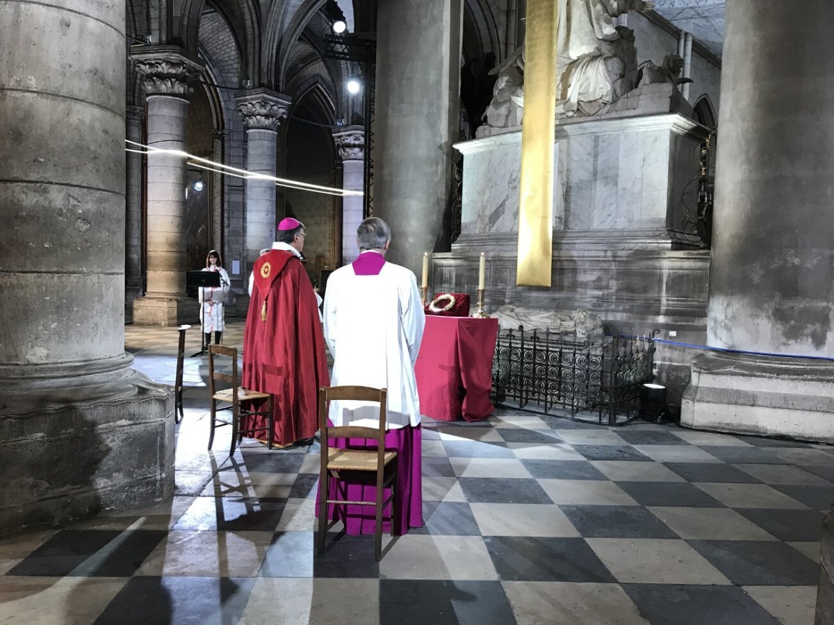 Vénération de la couronne d'épines à Notre-Dame de Paris. © André Finot / Notre-Dame de Paris.