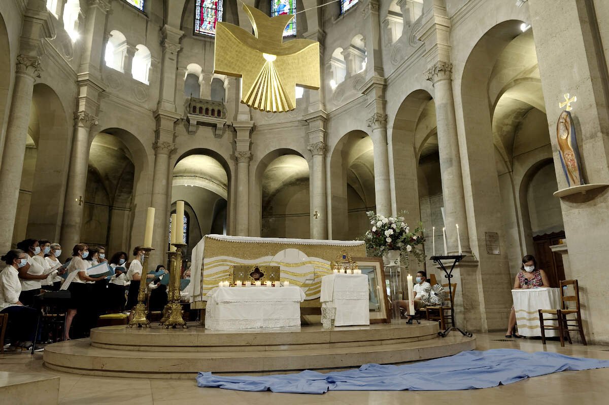 Vénération des reliques de sainte Geneviève à Saint-Lambert de Vaugirard. © Trung-Hieu Do / Diocèse de Paris.