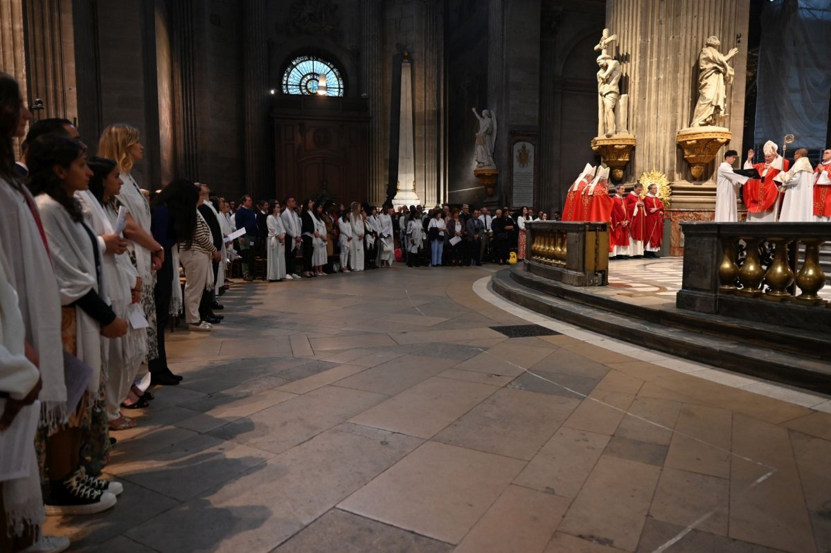 Confirmation d'adultes en mai 2024. Célébration de 16h. © Marie-Christine Bertin / Diocèse de Paris.