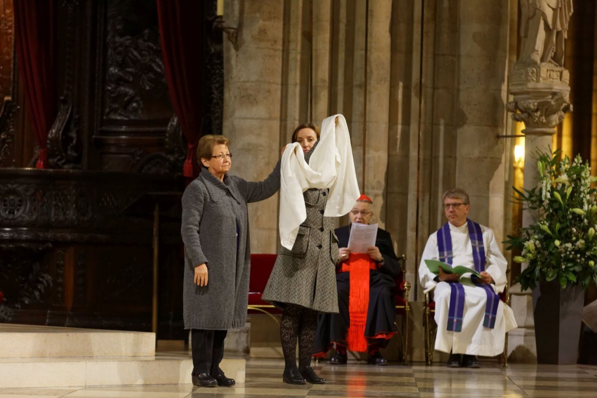 Prière œcuménique pour la sauvegarde de la création. Présentation d'une toile de lin © Yannick Boschat / Diocèse de Paris.