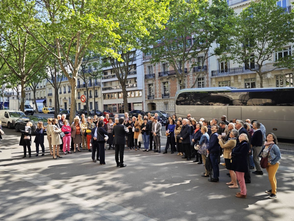 Inauguration du tympan sculpté restauré de Saint-Pierre de Chaillot. © D. R..