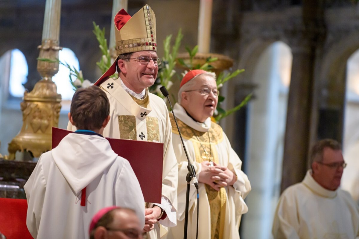 Imposition du pallium à Mgr Éric de Moulins-Beaufort par le cardinal André (…). © JB Delerue / Diocèse de Reims.