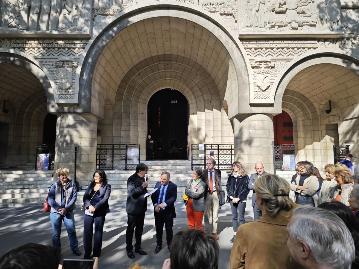 Inauguration du tympan sculpté restauré de Saint-Pierre de Chaillot. © D. R..