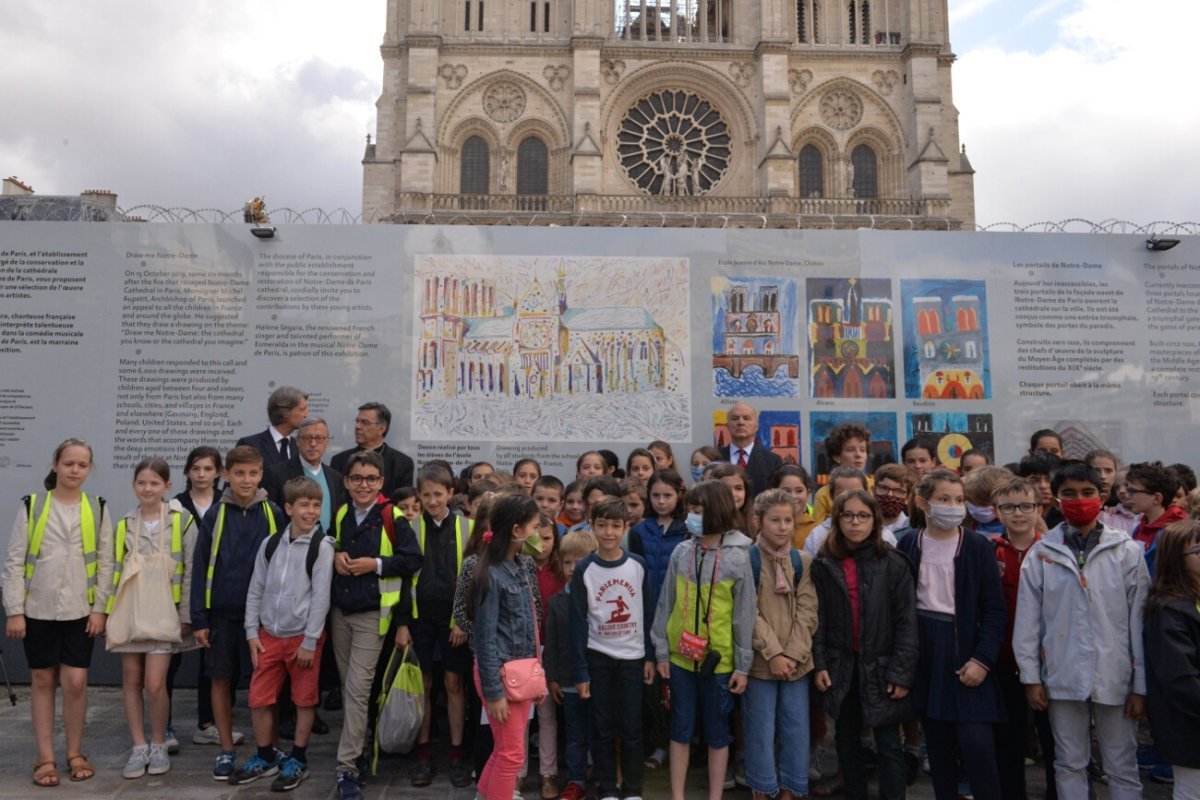 Inauguration de l'exposition de dessins au pied de la cathédrale. © Marie-Christine Bertin / Diocèse de Paris.