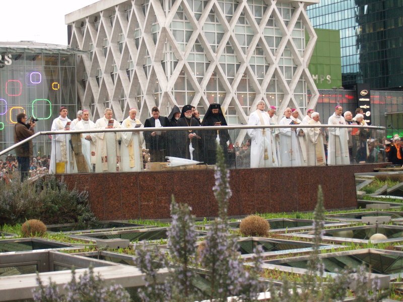 Pâques 2010. Rassemblement des Chrétiens sur le parvis de la Défense. 
