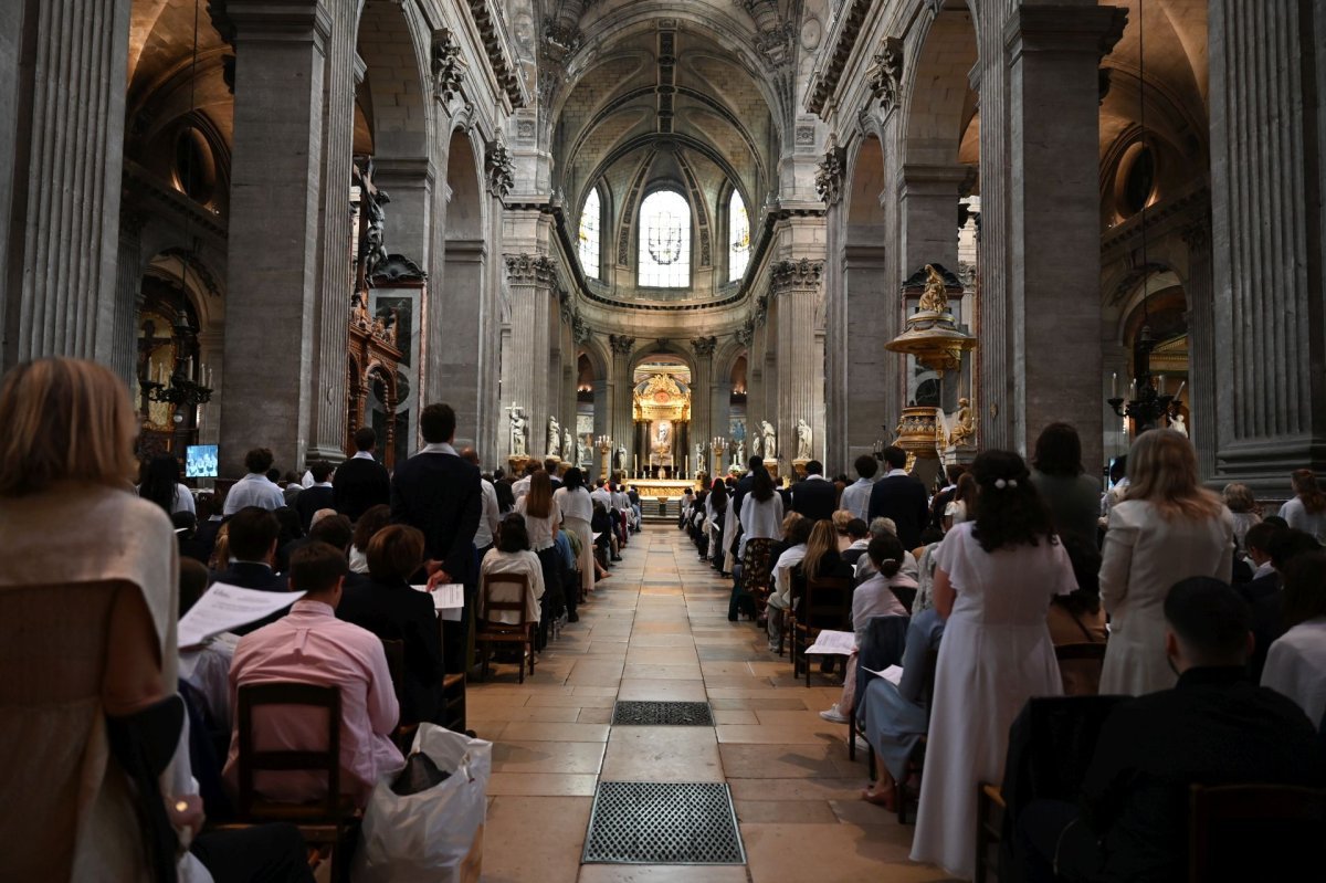 Confirmations d'adultes en juin 2025. Célébration de 16h. © Marie-Christine Bertin / Diocèse de Paris.