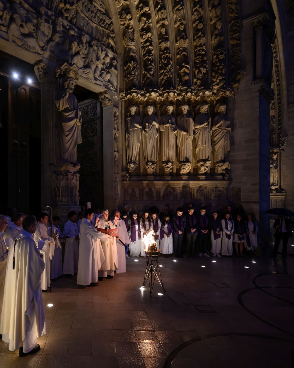 Vigile pascale à Notre-Dame de Paris 2025. © Jean-Baptiste Delerue.